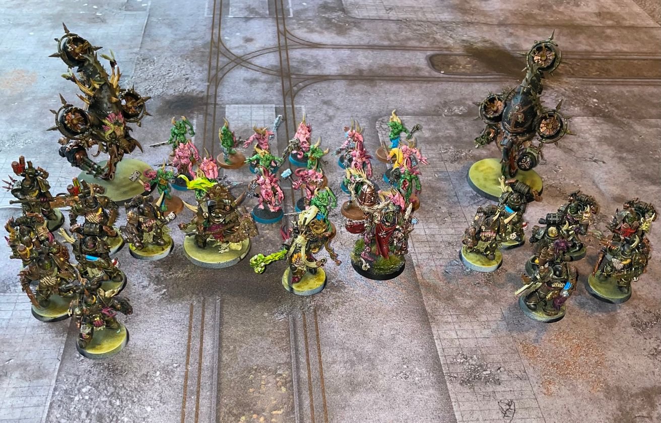 Bemalte Death-Guard-Armee auf einem Spieltisch
