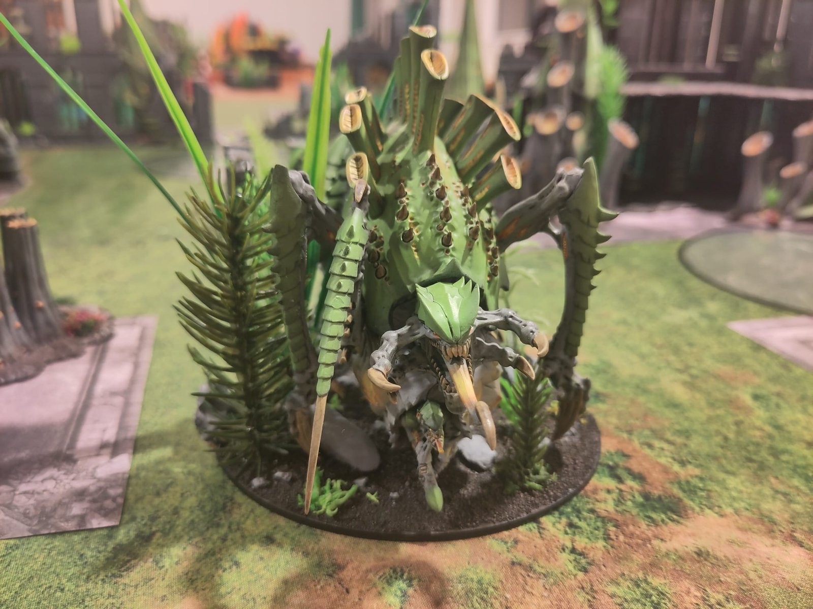 Bemalte Tyraniden-Kampfgruppe auf einer Spielplatte